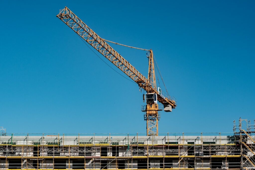 Crane konstruksi kuning di lokasi proyek