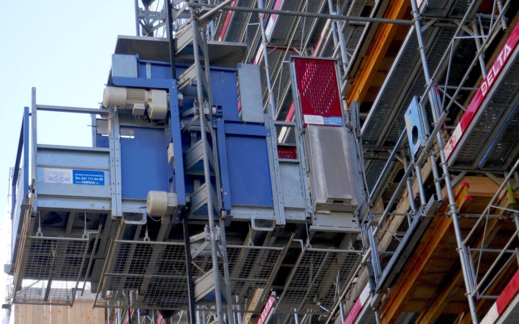 Sewa Hoist / Lift Barang Proyek