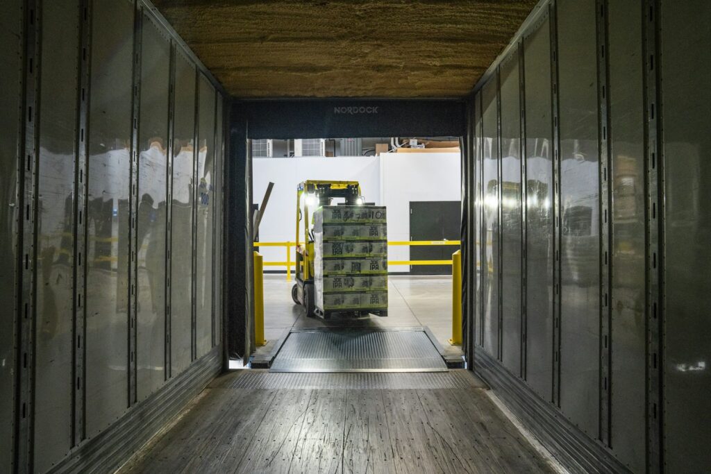 Forklift kuning dan hitam di area bongkar muat